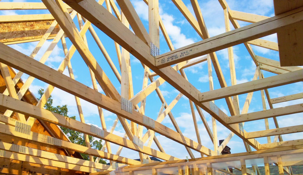 Montering av skräddarsydd takstol vid sadeltak, Torgnyvägen, Bromma Norra Ängby